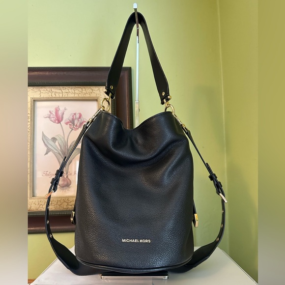 ⭐️ MICHAEL KORS ⭐️ BROKE MEDIUM PEBBLED LEATHER BUCKET BLACK WITH GOLD ⭐️ - Picture 5 of 11